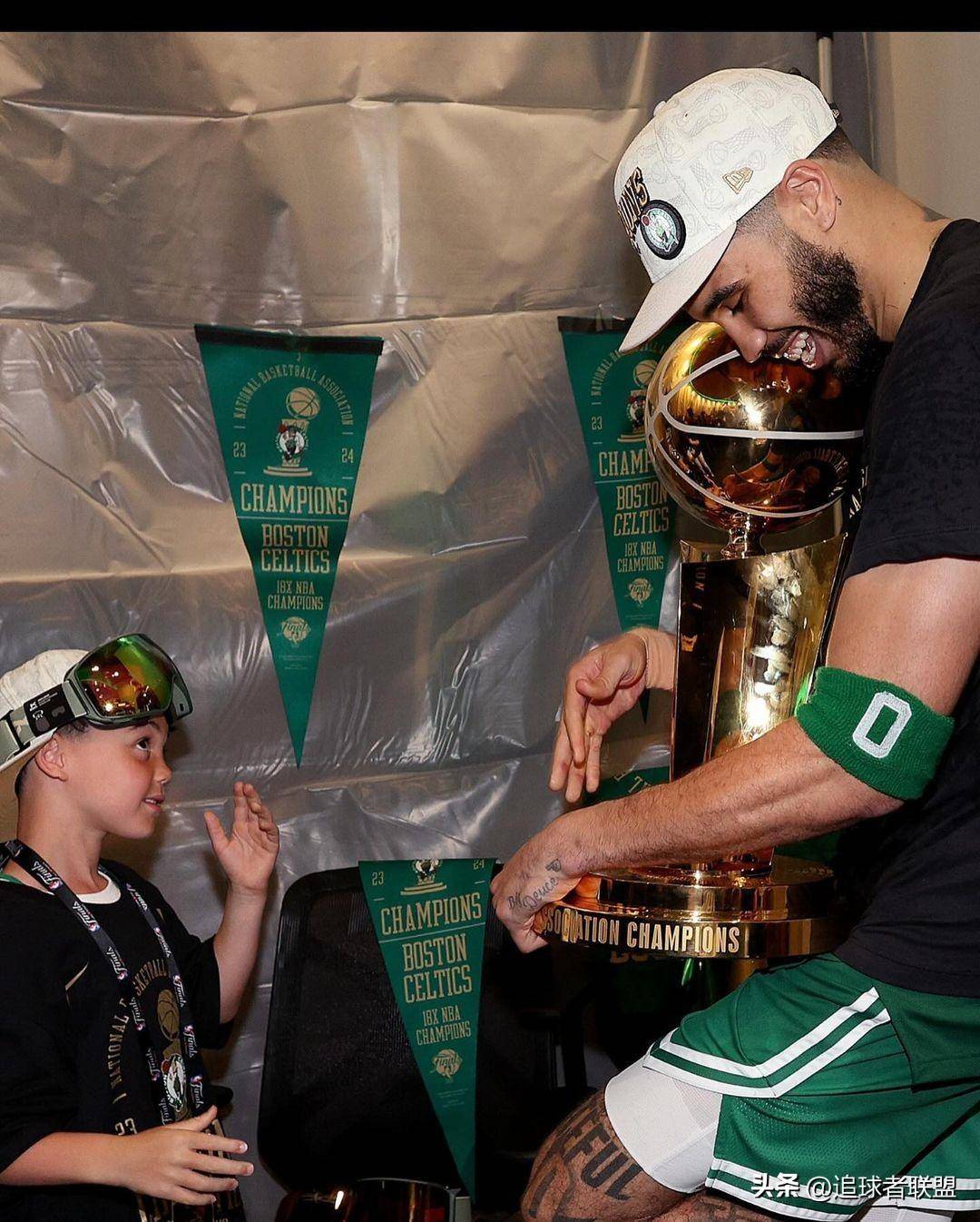 九游体育APP-离谱！詹姆斯在曼联比赛中夺冠塔图姆连续五场比赛得分超过爆冷，塞维利亚今晚扳平良机的简单介绍